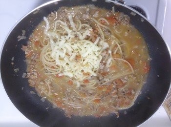 step8: 等義大利麵熟度完成，加起司悶至融化就完成了