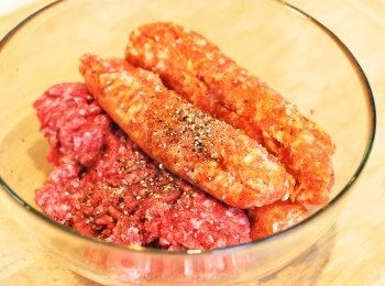 step5: 製作義大利<span class="group_1">辣味漢堡</span>：取一大盆將牛絞肉、去腸衣的香腸、伍斯特烏醋、鹽及胡椒混合均勻