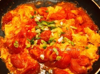 step6: 最後灑上少許的蔥花，和少許的鹽調味以後就完成了喔。