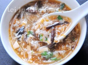 step2: 再煮沸時 加入太白粉水勾芡 轉小火 再加入蛋液拌勻 起鍋前 再淋上香油 灑點香菜 蔥花 即是一碗好喝酸辣湯 再加入煮好的陽春麵 就是一碗熱騰騰的大滷麵了
