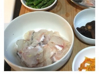 step1: 露荀、紅蘿蔔放入已下少許油及鹽之滾水中，焯大約10秒，然後撈起備用。

韭菜花焯至軟身，備用。