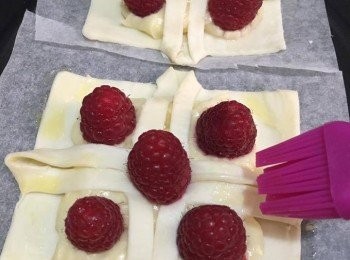 step7: 在酥皮部分平均掃上牛油溶液