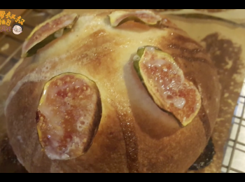 step12: 烘烤完成取出，即可享用天然無花果麵包啦！