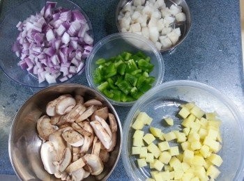step4: 預備好所有材料:磨菇切片.洋蔥及青椒切細丁粒