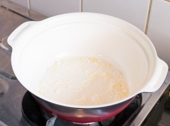 step3: 油熱後下紅蔥頭兜炒多約 2 分鐘至有香氣。