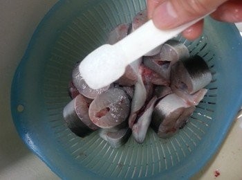 step4: 白鱔加入約1茶匙鹽略醃