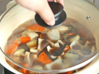 step4: 在另一個鍋中，放入已隔水的薯仔、甘筍、洋蔥、昆布鰹魚高湯、日本豉油、味醂、日式料理酒和鹽拌勻，以中大火煮滾。煮滾後蓋上，調至小火多煮10分鐘。