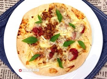 step1: 取出墨西哥薄餅皮，舖蕃茄肉醬，將低脂起司片用手撕碎後舖上，烤箱200℃預熱10分鐘後，烤15分鐘。取出放上九層塔葉即可。（不要懷疑，就是這麼簡單。）