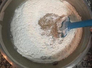 step3: 分次將糯米粉拌入。