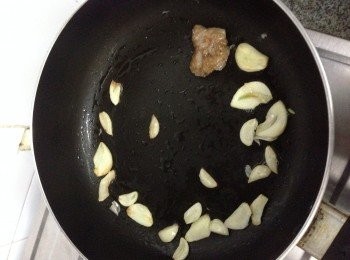 step2: 用牛油膏起鑊將蒜頭切薄片用細火慢慢將蒜片炸到金黃取出備用而炸蒜的牛油繼續留用