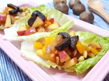 step7: 最後將黑蒜放在蔬果包上即可。