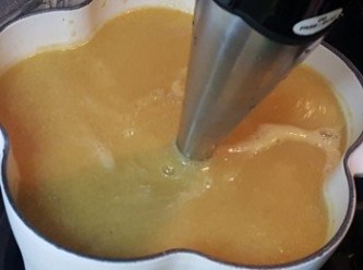 step3: 將南瓜湯用攪拌棒打成濃湯，備用。