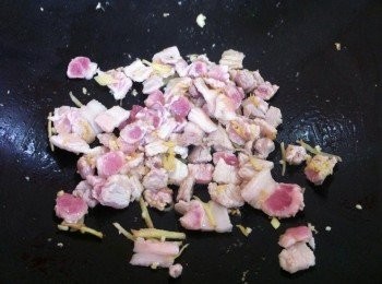 step3: 然後加入切好的肉片，麻油大火爆香。