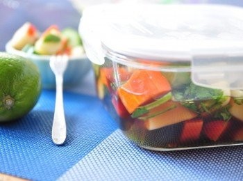 step5: 蓋上上蓋，密封湯汁不外露，放入冰箱冷藏，隔天享用更入味，過年過節難免吃大魚大肉，來個爽口微辣的青蔬吧!