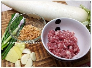 step1: 先將豬肉碎用少少鹽, 糖, 胡椒粉醃好, 
蝦皮洗乾淨, 抹乾,
蘿蔔去皮, 分成兩邊, 一邊切件, 一邊刨絲 (刨成絲的蘿蔔用手壓出水份, 不要倒掉, 這些蘿蔔水可以加入湯中同煲呵^^)