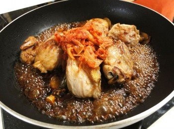 step4: 放入醬油和米酒，再加入水、韓式泡菜、鹽、味醂煮約30分鐘。