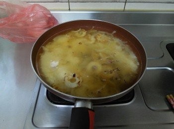 step3: 接著把米放入加入高湯熬煮至米粒開花，