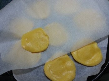 step20: 將牛油溶液加入粉中輕手將粉搓成糰,磅出23g一份,將皮壓扁放上牛油紙上,放入雪櫃4小時以上備用.(搓粉時一定要用手輕手搓皮,否則皮會起筋焗時受熱發脹大)
