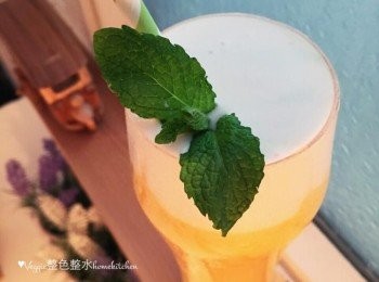 step8: 亞答子放進玻璃杯底層，倒入芒果沙冰椰奶昔，面層倒入些許椰奶，加裝飾即可。