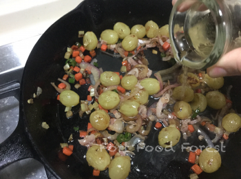 step11: 調至高火, 加入白酒, 然後加入檸檬汁及蜜糖. 撳蓋, 轉至中火煮一,兩分鐘.