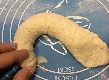 step5: 將麵條頭壓扁。