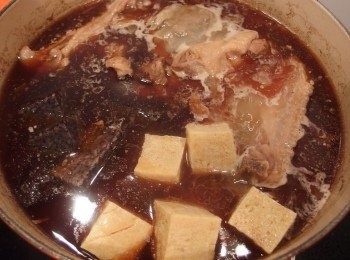 step15: 燉煮完成前加入米血糕及凍豆腐和鴨肉丸子,熄火前加入鹽做調味,再放入蔬菜及菌菇類煮熟即完成。