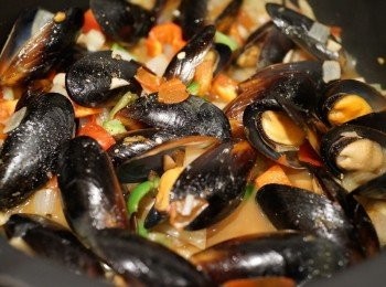 step5: 蓋上鑊蓋，煮大約5分鐘。 下青紅椒粒略煮。 加入調味料。