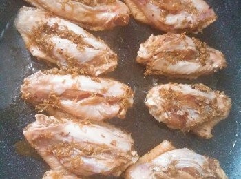 step3: 煎鑊放入1茶匙油，下<a href="https://bit.ly/3zHU5V3" target="_blank" data-keyword="雞翼" class="guide-link"><strong>雞翼</strong></a> <span style="display:inline-block;vertical-align:middle;margin-top:-3px;color:initial;border-radius:3px;padding:2px 3px;font-size:12px;line-height:14px;background:#87d300;color:#fff;">即買</span> 用小火煎至金黃色，盛起，吸去多餘油份，備用。