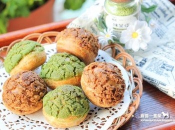 step15: 這次的黑糖小泡芙一樣是填入黑糖卡士達醬：http://cook1cook.com/recipe/8722，抹茶小泡芙則是搭配<span class="group_4">香草卡士達醬</span>，另外撒了一點抹茶鹽提味。