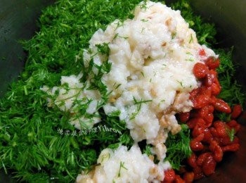 step2: 枸杞泡水至軟撈出，山藥細切成泥加入茴香菜末，薑末和泡軟枸杞。