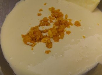 step6: 將咸蛋壓成蓉中帶點粒粒後加入粉漿攪勻。