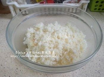 step6: 倒入蛋液及少許鹽拌勻快炒至白飯每粒成微黃色 , 盛起備用