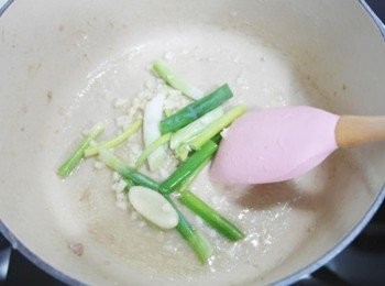 step4: 接著放入薑蔥蒜炒香~~