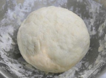 step3: 揉至麵糰變的光滑~~ 蓋上保鮮膜靜置15分鐘!! (我放入水波爐的發酵功能~~)