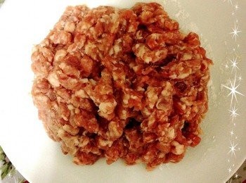 step1: 豬絞肉放入太白粉抓勻.