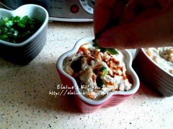 step9: 電蒸鍋蒸15分鐘後焗5分鐘 , 盛起淋上豉油及灑上蔥粒