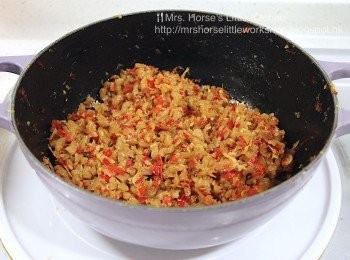 step8: 最後加入調味料充分拌炒均勻, 再不斷炒至所有<span class="group_1">食材</span>乾身, 關火待涼及味道融和後放入清潔的密實瓶保存, 置於冰箱下層, 食用時需用清潔的小匙取出。