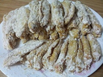 step4: 把醃好的雞翅均勻的沾炸粉