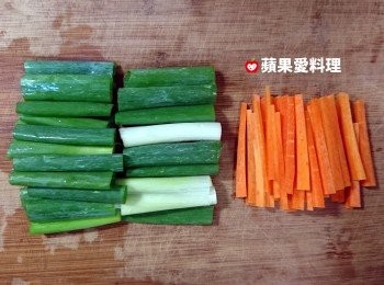 step2: 紅蘿蔔切細條、青葱切段。