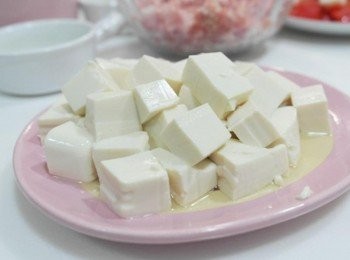 step2: 豆腐切成正方形~~水瀝乾!!!