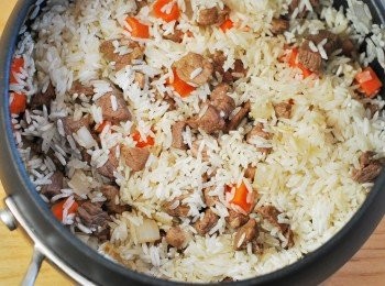 step5: 放入米粒，翻炒至米粒與<span class="group_1">食材</span>融合、均勻上色