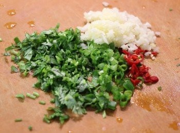 step5: 蒜蓉、紅辣椒、蔥和芫茜切碎。