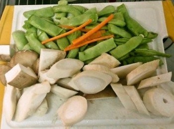 step1: 備好<span class="group_1">食材</span>，將醜豆切段、杏鮑菇切絲、紅蘿蔔切成細絲。