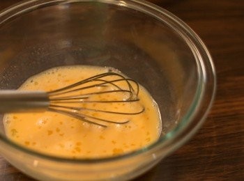 step3: 於另一個大碗中加入除菜油外之所有濕材料拌勻