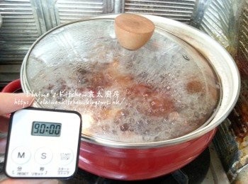 step5: 期間將湯面的泡沫盛起去掉 , 蓋上蓋轉慢火煲 1 1/2小時
