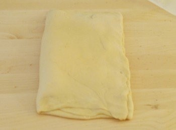 step9: 然後將餘下的1/3再摺向中間（像摺信紙般）。用手指將四邊封口，以防牛油流出。將麵糰放入膠袋內，放在雪櫃冷卻一個小時