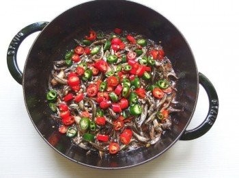 step5: 再加入味霖及醬油翻炒出香氣,炒至醬汁有些收乾時再加入紅/綠辣椒一起拌炒入味