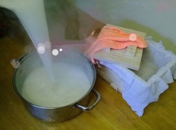 step6: 將4煮滾的豆漿高處衝下。 （注要確保熱度以做點鹵成功）