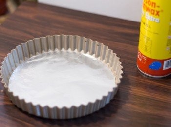 step6: <span class="group_1">撻皮</span>8 吋活動式批盤內則掃上一層簿簿的牛油溶液或菜油，注意批邊的坑紋都要掃到油。批底墊一張烘焙紙（我那天烘焙紙用完所以用了錫紙再多掃兩下油）