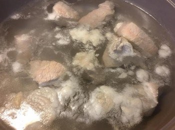 step1: 將豬腱洗淨切件，煲滾鍋水放入去汆水去除裡面既血水同肥油